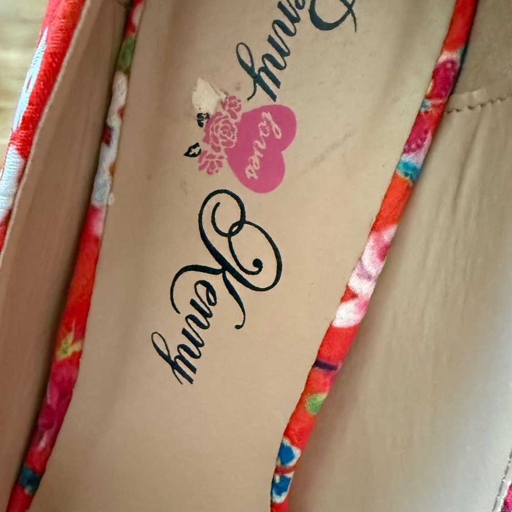 💖 Penny Loves Kenny Red Floral Pointed  Pumps with Multicolor Blooms - Picture 4 of 6